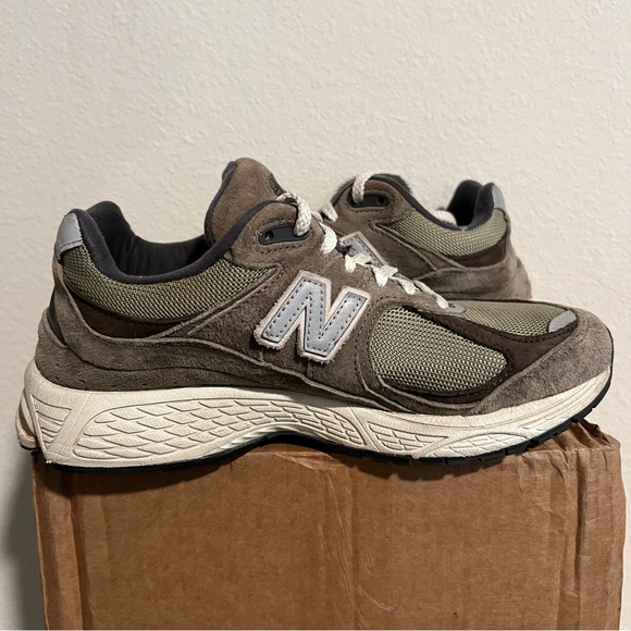 New Balance 2002r Olive Brown size 7 - Picture 4 of 7